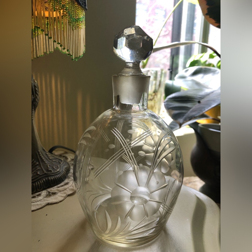 Elegant antique etched glass Decanter with Stopper
